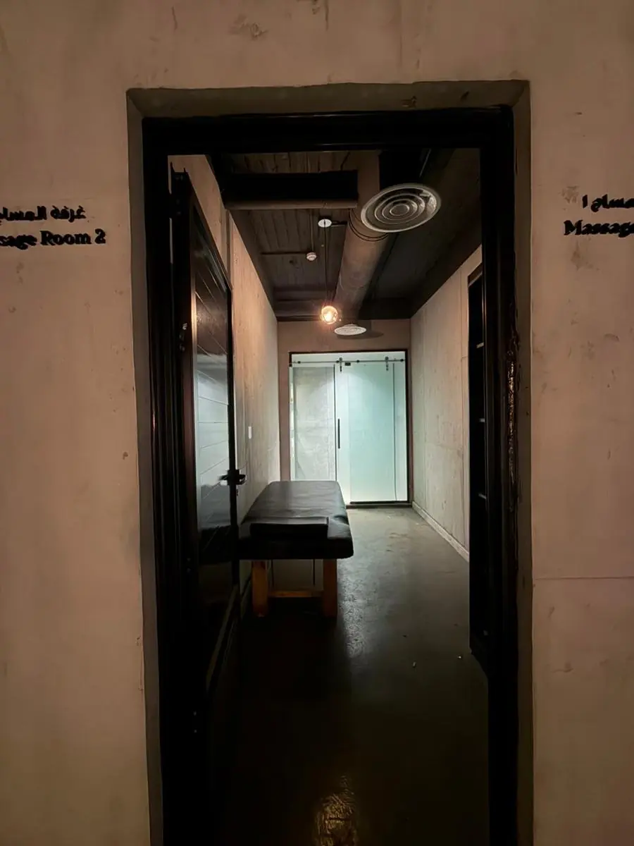 غرفة مساج بسرير ودش داخلي